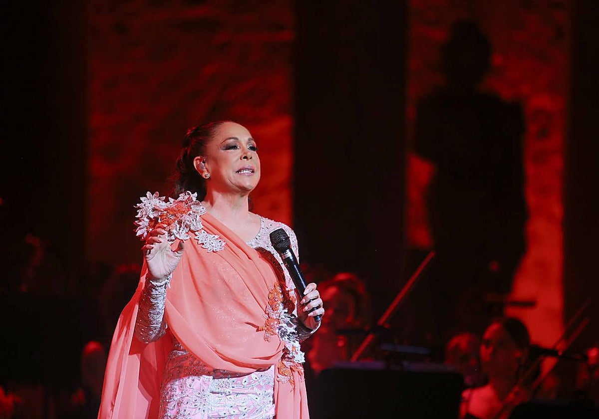 Isabel Pantoja, en el concierto del Teatro Romano de anoche.