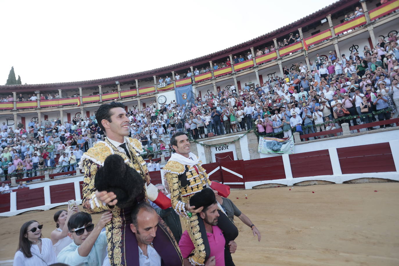 Salida a hombros de Talavante y Emilio de Justo en la Era de los Mártires de Cáceres