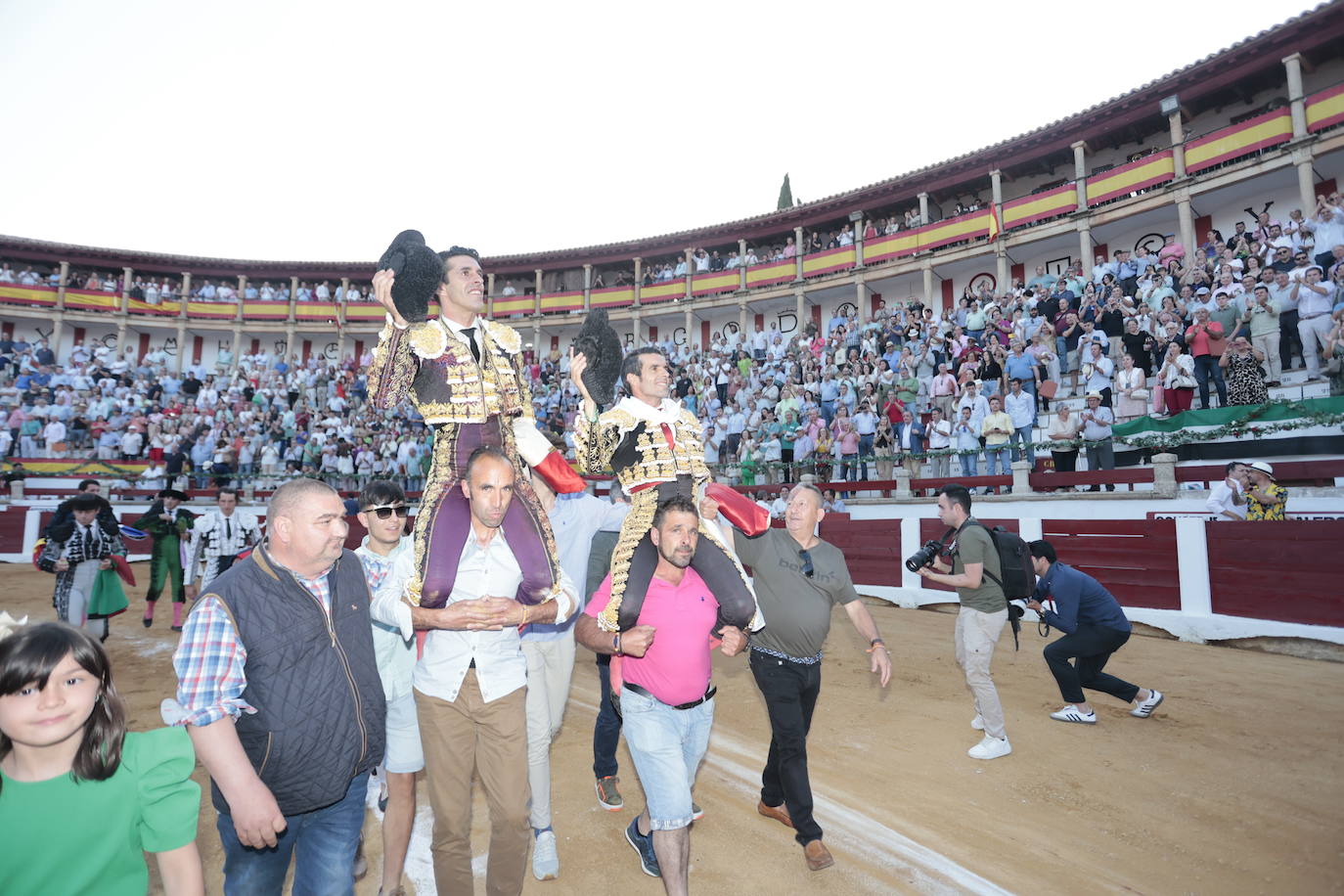 Salida a hombros de Talavante y Emilio de Justo en la Era de los Mártires de Cáceres