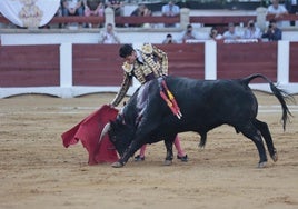 Alejandro Talavante con el quinto de la tarde al que cortó dos orejas.