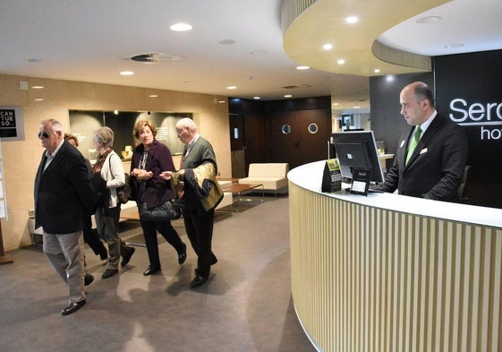 Clientes en la recepción del Sercotel Gran Hotel Zurbarán de Badajoz en una imagen de archivo.