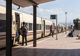 Segundo Alvia a su llegada a la estación de Monfragüe este lunes.