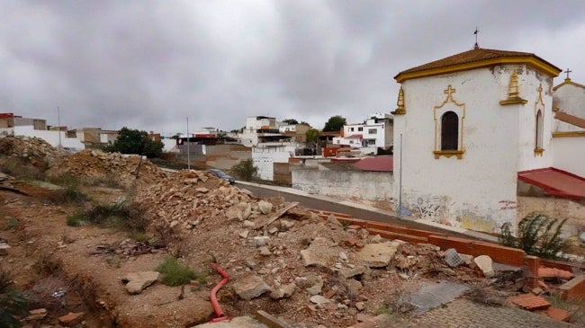 Imagen antes - Pista deportiva, vallada y recién terminada.