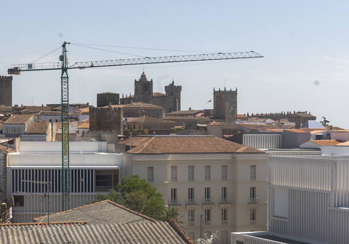 Vista general de los tres edificios que componen el recinto del Helga del Alvear, con la parte antigua de Cáceres al fondo: el almacén (izquierda), Casa Grande (en el centro) y museo (a la derecha).