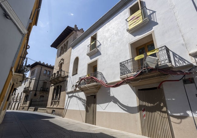 Fachada del almacén del museo vista desde la calle Pizarro.