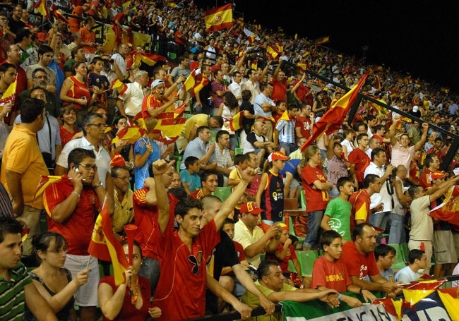 La grada del Romano vibró con los campeones de Europa ante Estonia.