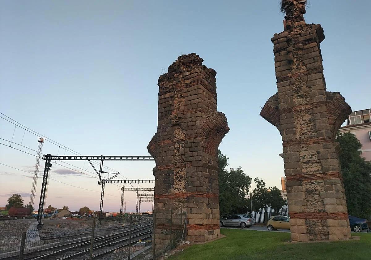 Impacto visual que provoca el cableado en el monumento.