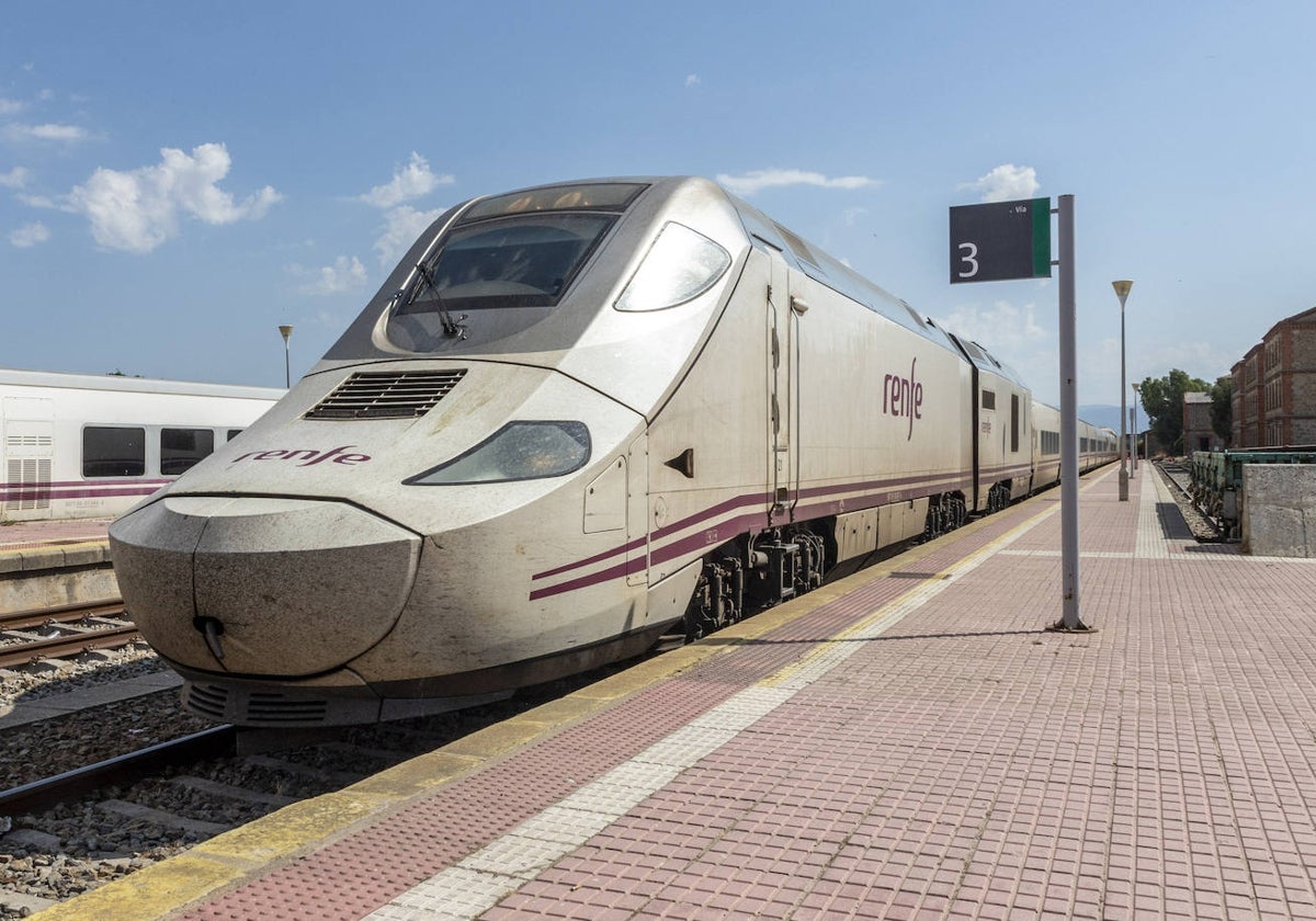 Segundo Alvia a su llegada a la estación de Monfragüe este lunes.