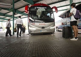 Autobús de una concesión estatal en la estación de Cáceres.