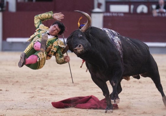 Isaac Fonseca, prendido con violencia por la espalda por el sexto, un remiendo de Torrestrella.