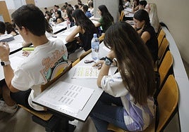 Alumnas con el pelo suelto durante un examen de la EBAU en Extremadura.