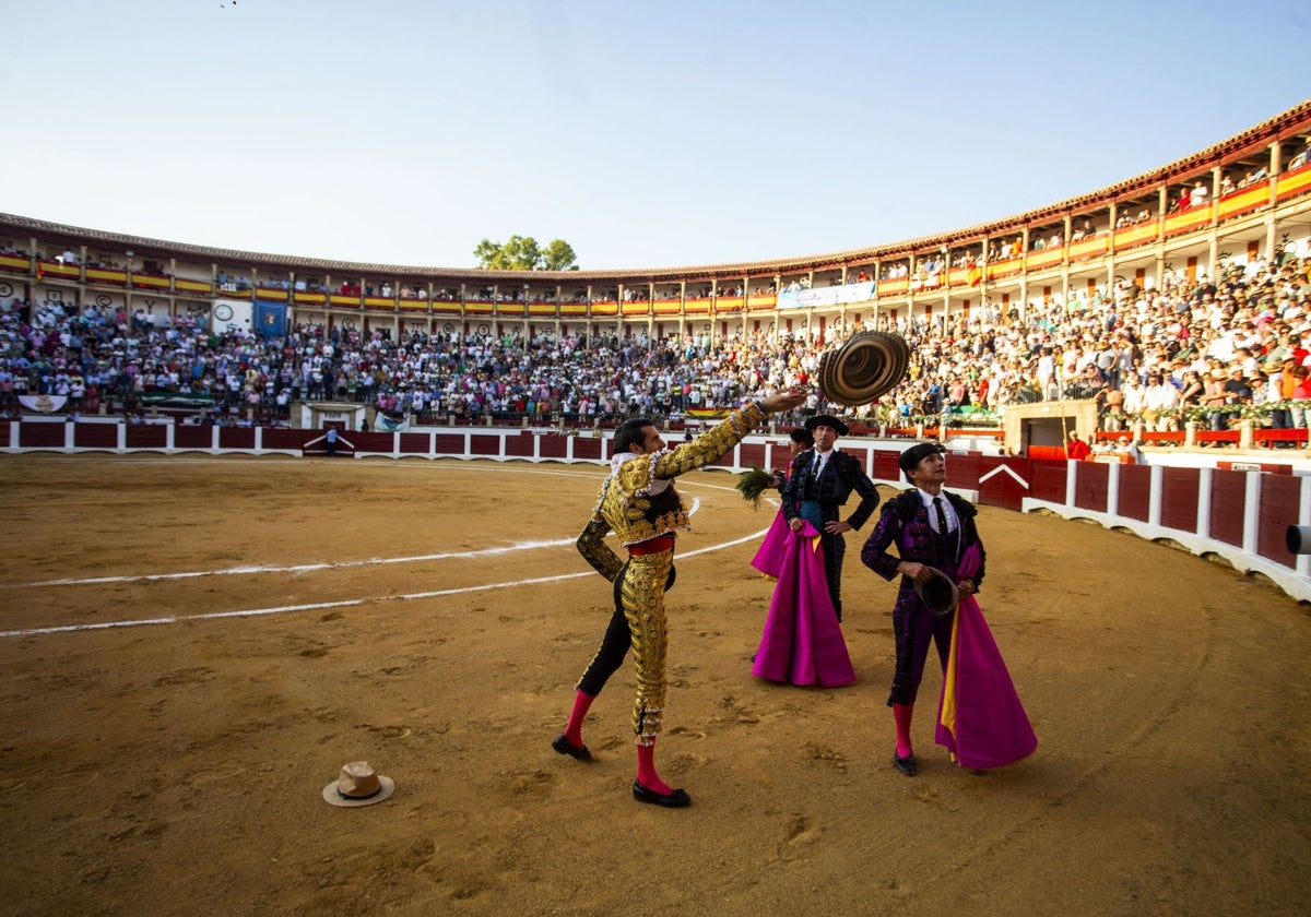 La plaza de toros de Cáceres, durante el mano a mano entre Talavante y Emilio de Justo del domingo.