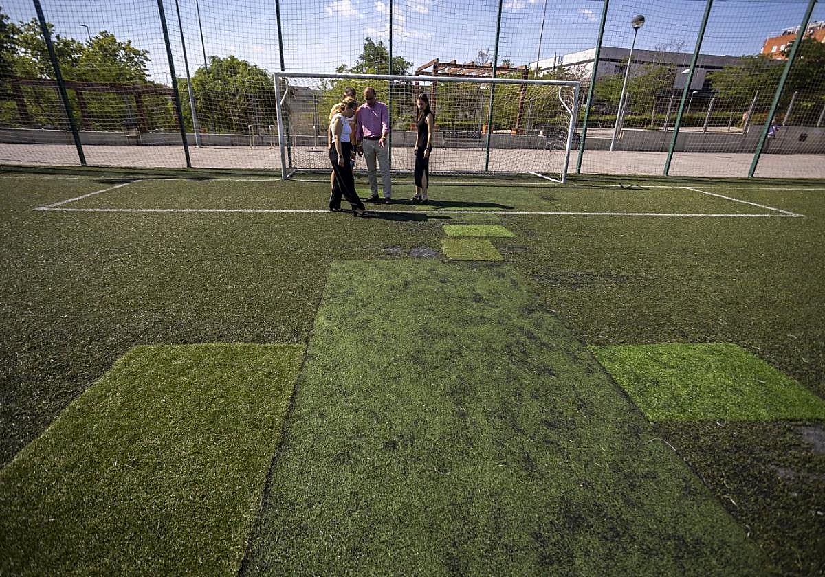 El alcalde observa los parches en el campo de fútbol de Nuevo Cáceres durante su visita de ayer.