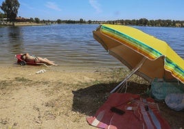 Una bañista tomando el sol en la orilla de Proserpina el pasado viernes.