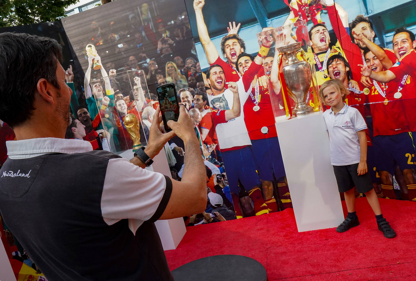 Los aficionados de la Roja disfrutan de la &#039;fan zone&#039;, en imágenes