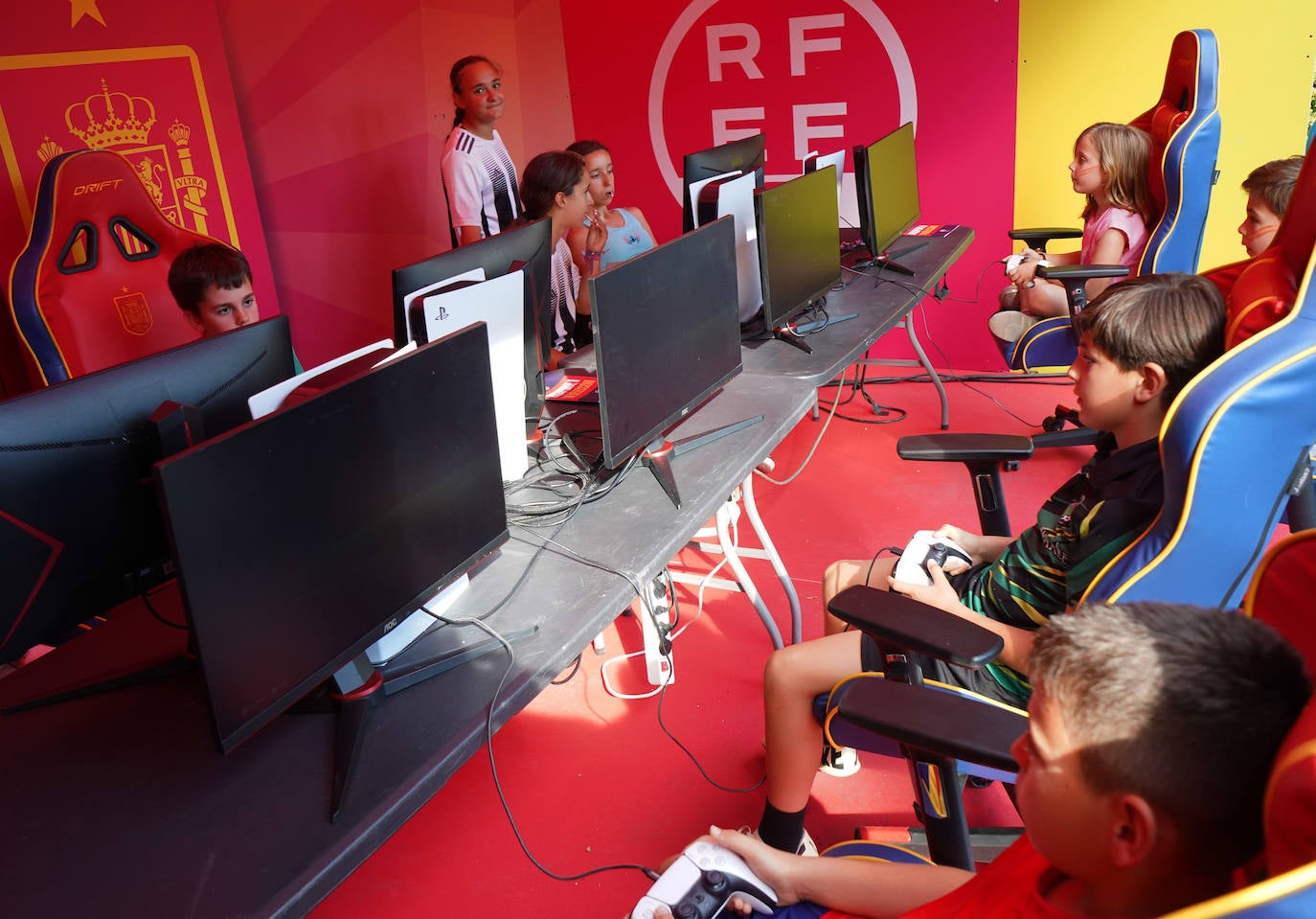 Los aficionados de la Roja disfrutan de la &#039;fan zone&#039;, en imágenes