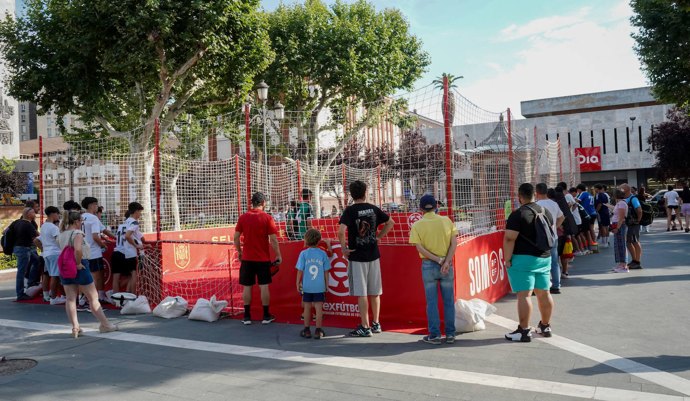Los aficionados de la Roja disfrutan de la &#039;fan zone&#039;, en imágenes