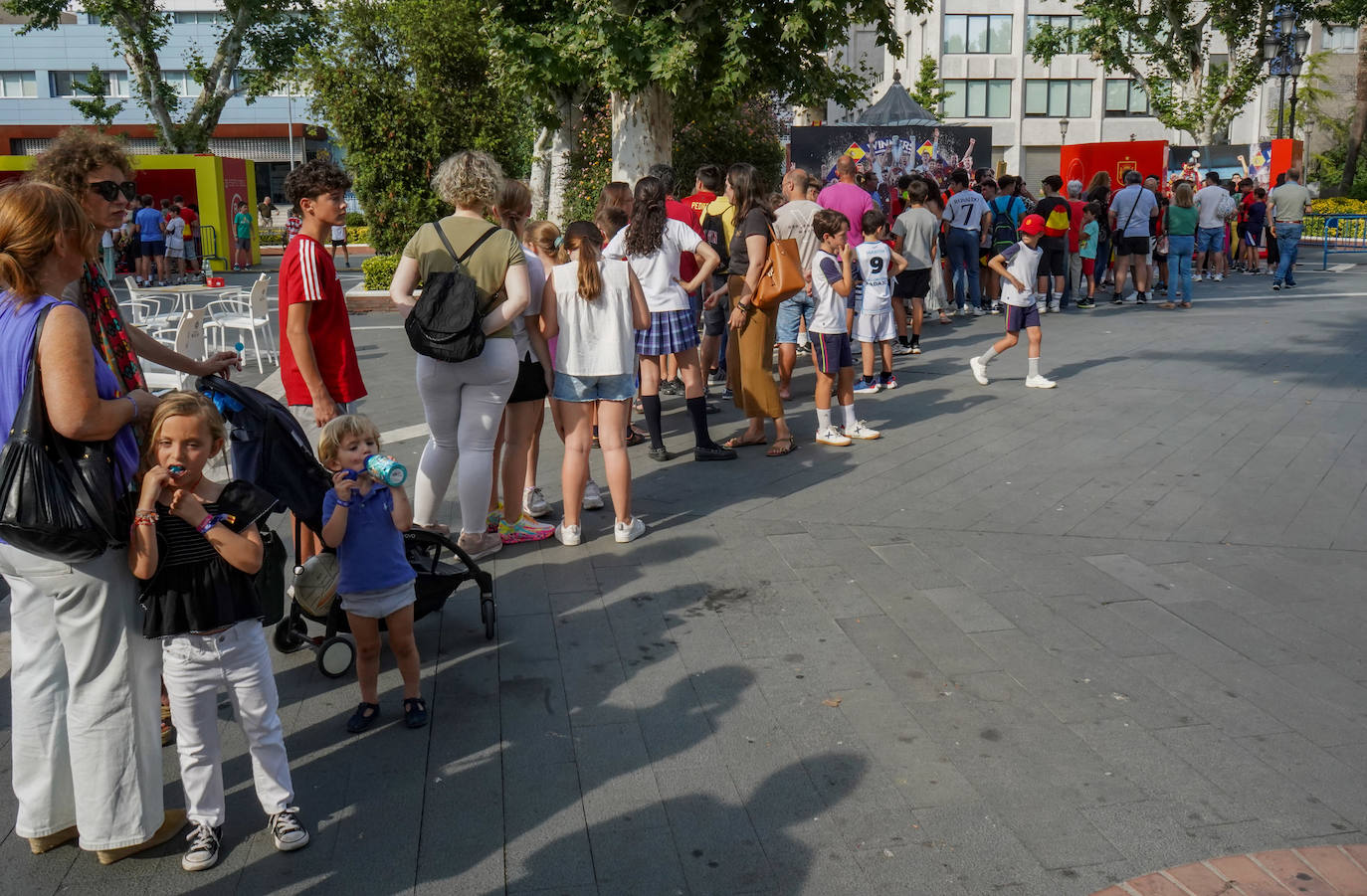 Los aficionados de la Roja disfrutan de la &#039;fan zone&#039;, en imágenes