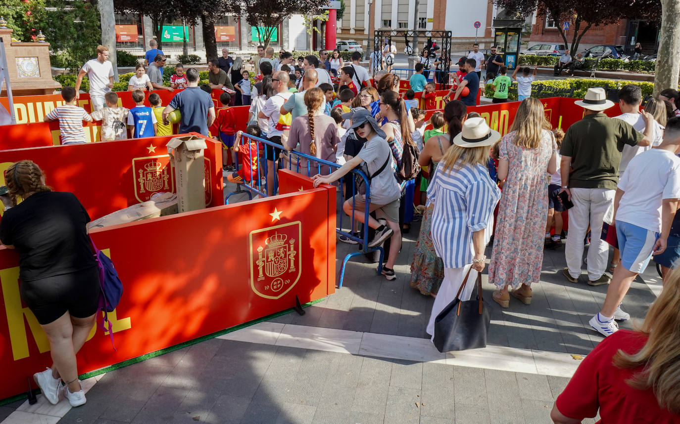 Los aficionados de la Roja disfrutan de la &#039;fan zone&#039;, en imágenes