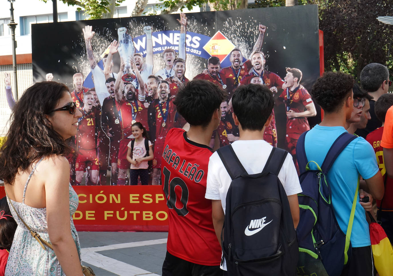 Los aficionados de la Roja disfrutan de la &#039;fan zone&#039;, en imágenes