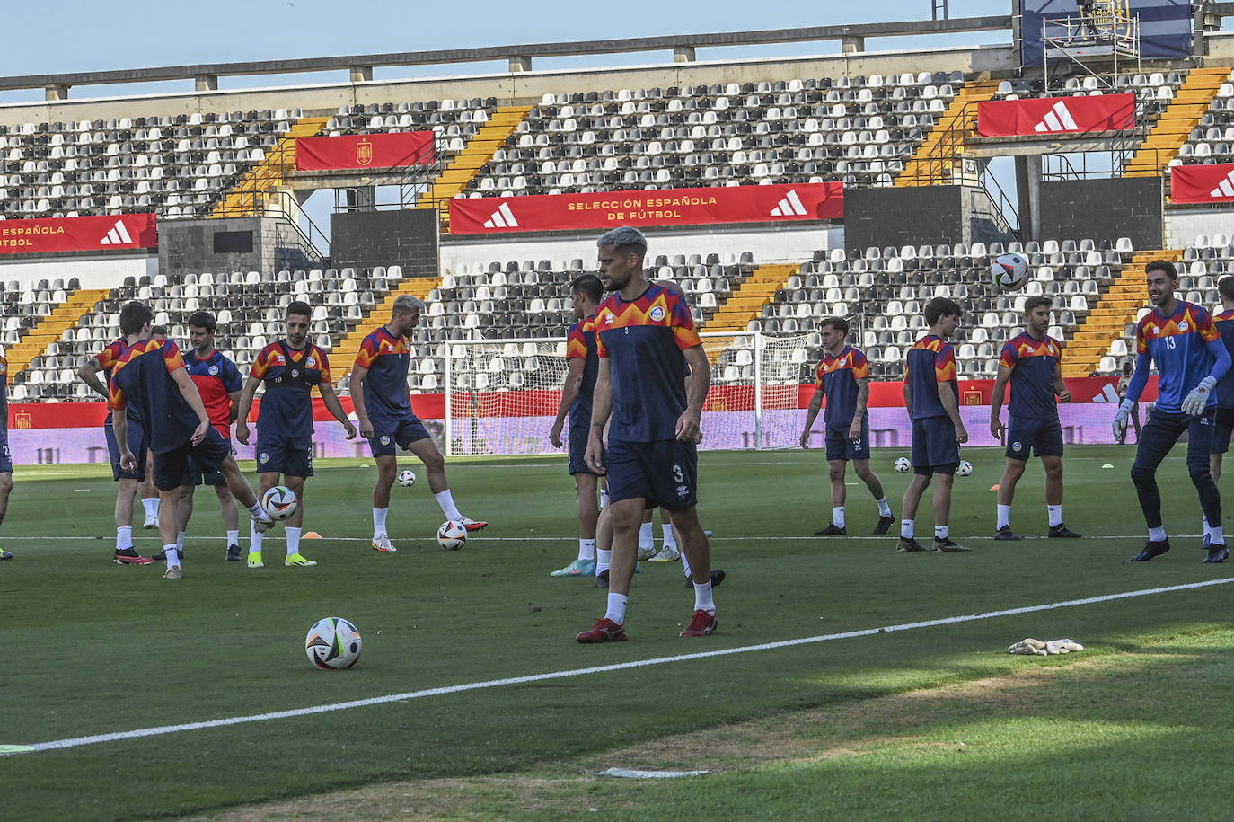 Imágenes de la rueda de prensa de la selección española en Badajoz