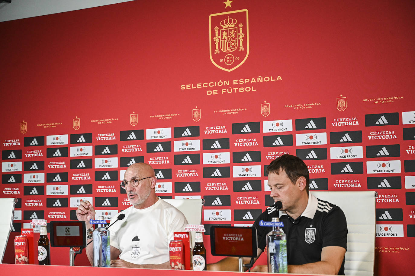 Imágenes de la rueda de prensa de la selección española en Badajoz