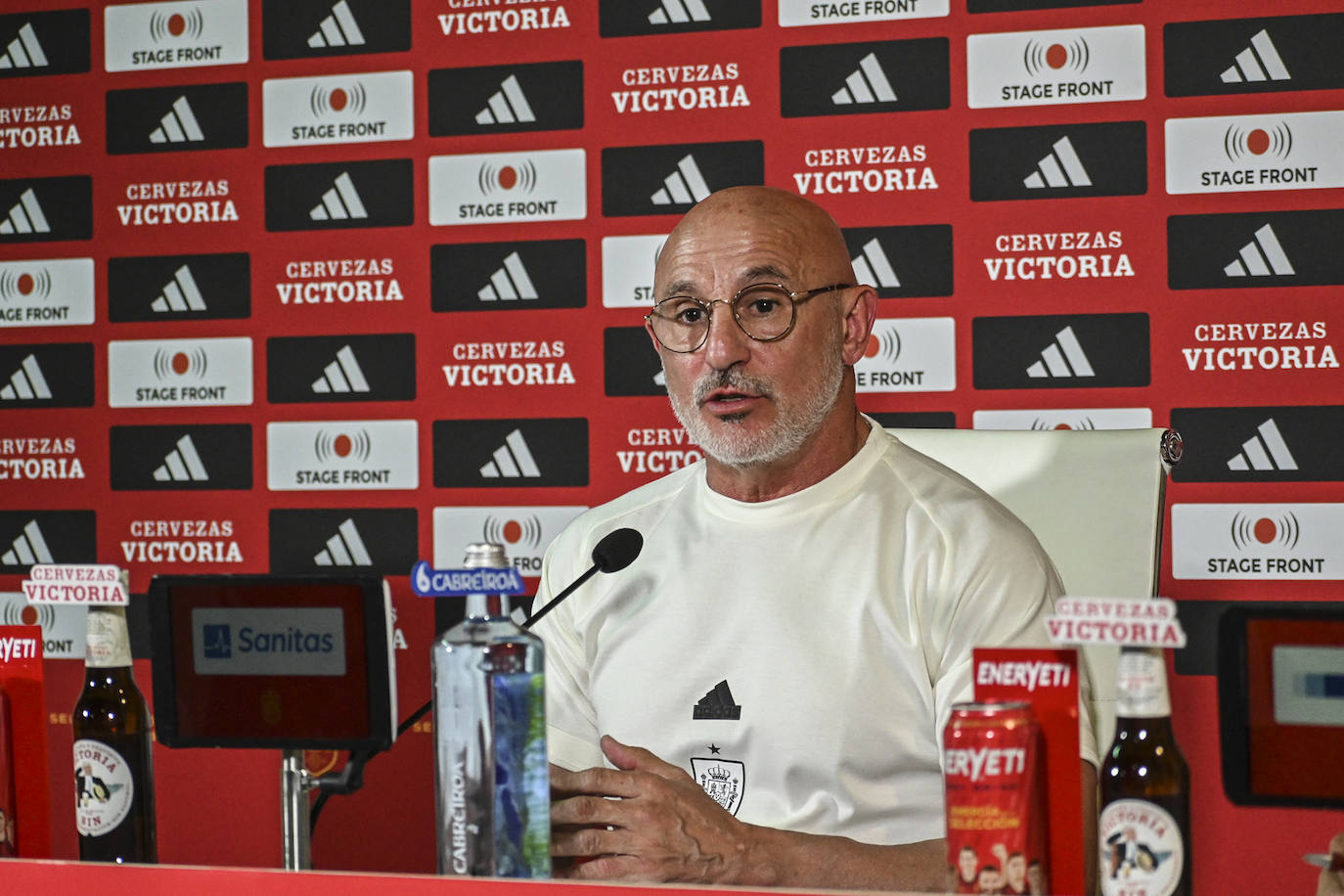Imágenes de la rueda de prensa de la selección española en Badajoz