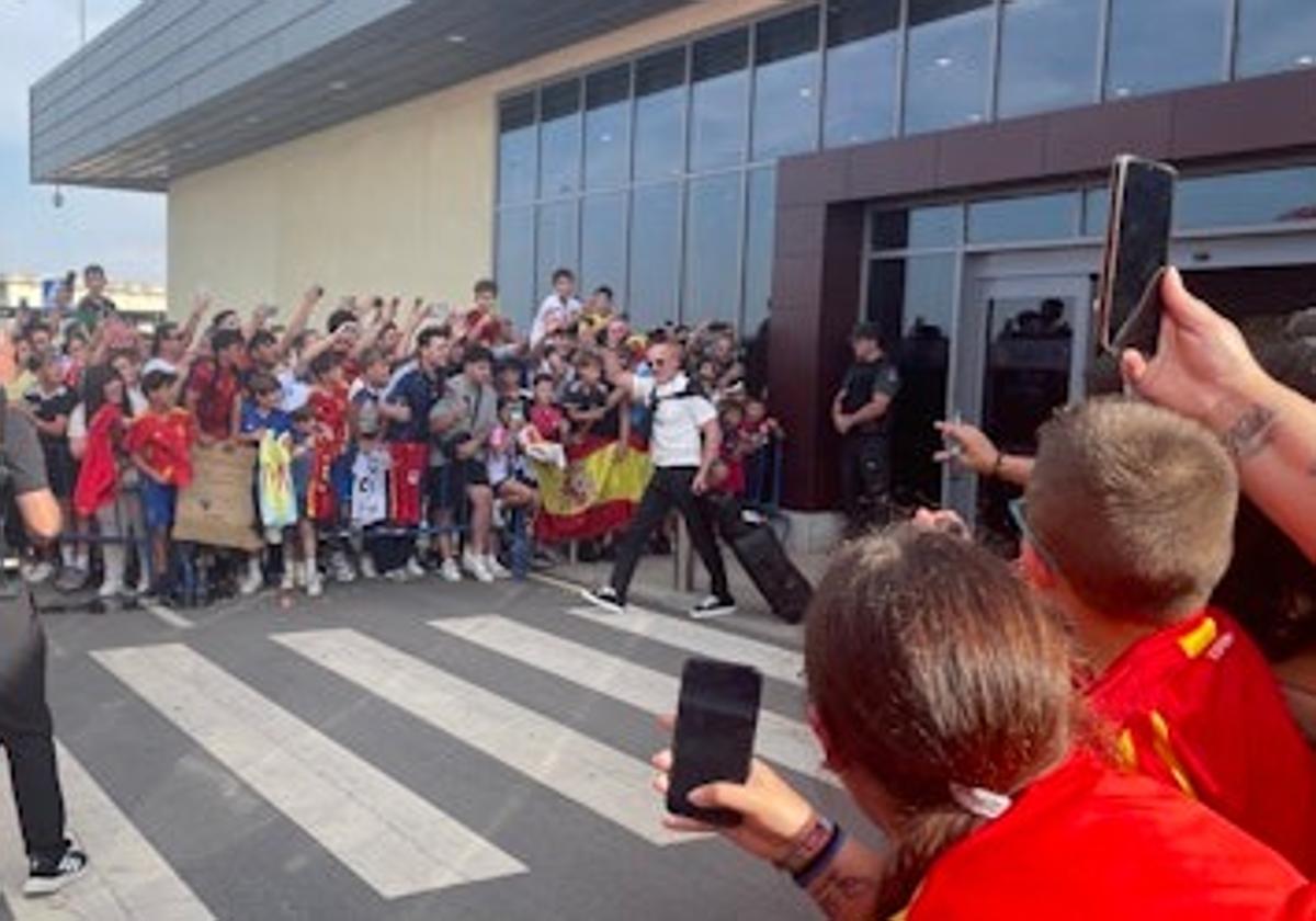 La afición arropa a la selección española a su llegada a Badajoz