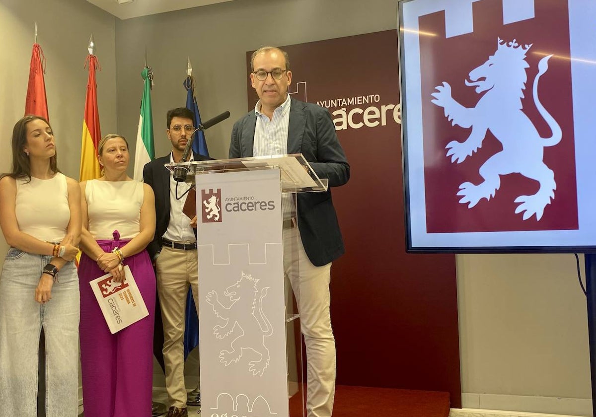 El alcalde, Rafael Mateos, durante la rueda de prensa ofrecida este martes en el Ayuntamiento junto a los concejales de Economía, Participación Ciudadana y Deportes.