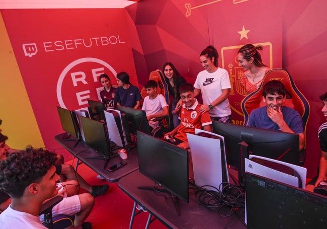 Gran ambiente en la carpa de los esports.