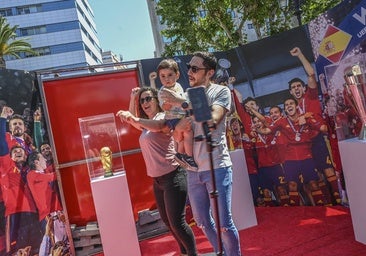 Los trofeos de la Roja en Badajoz aglutinan el interés en la 'fan zone'