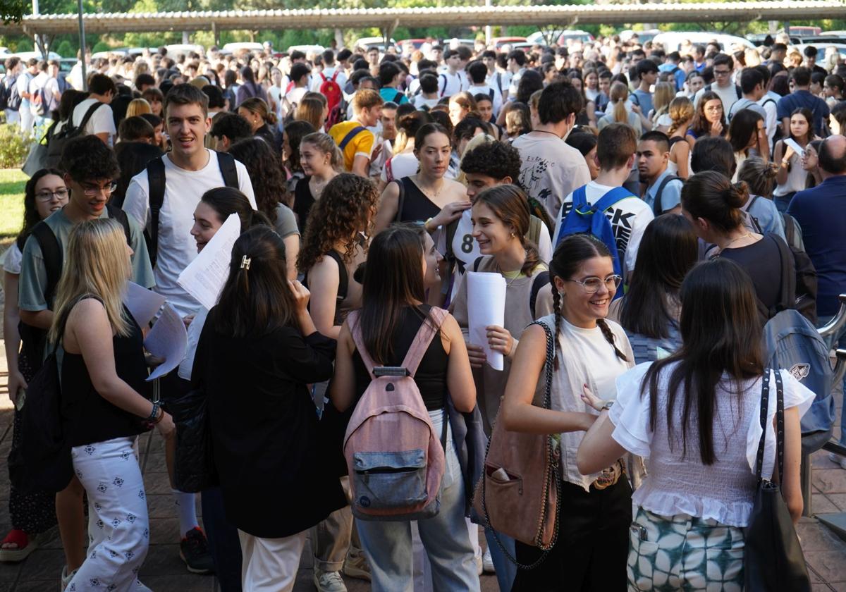 Alumnos de la EBAU esta mañana en el campus de la UEx en Badajoz.