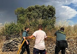 Guardias civiles y vecinos ayudaron al Infoex en las labores de extinción.