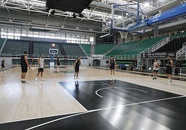 Interior del pabellón Multiusos durante un entrenamiento del Cáceres de baloncesto.