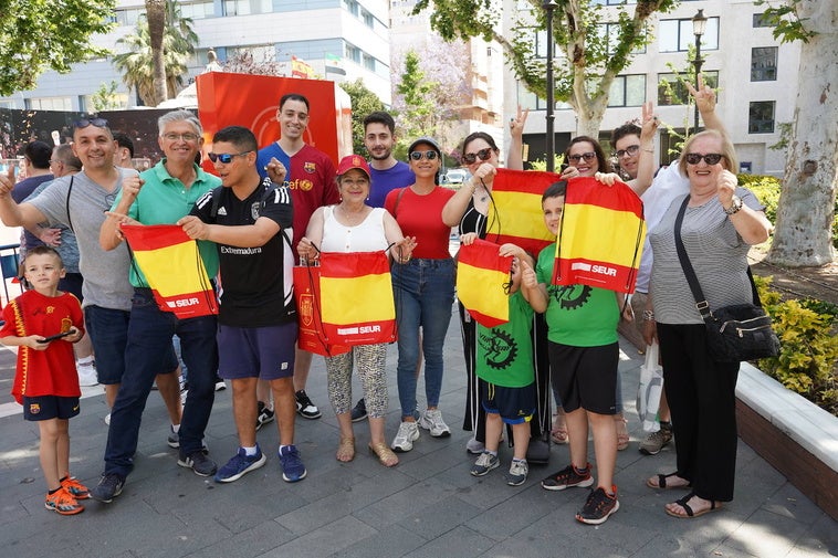 Grupo de aficcionados esta mañana en el paseo de San Francisco