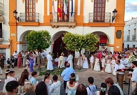 25 niños de primera comunión participaron en la procesión del Corpus Christi el domingo 2 de junio. Este año contó con una importante presencia de altares elaborados por los vecinos en el recorrido realizado