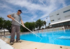 Un operario ultima los detalles en el recinto de la Ciudad Deportiva de Cáceres, que abre sus piscinas de verano este sábado.