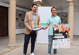 Santi Amaro y Miguel Pizarro durante el acto de presemntación en la sede de Presidencia de la Junta en Mérida.
