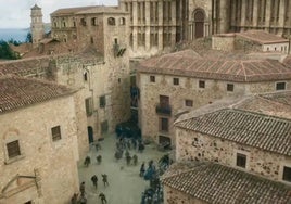 Así se ve la Plaza de Santa María de Cáceres, Desembarco del Rey en la ficción, en uno de los tráileres de la segunda temporada de 'La casa del dragón'.