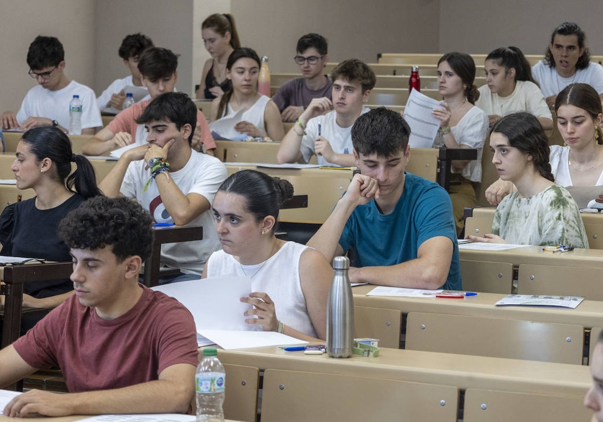 Los estudiantes se enfrentan a sus últimos exámenes este jueves.