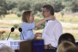 María Guardiola y Alberto Núñez Feijóo, durante el mitin celebrado en Torremocha.