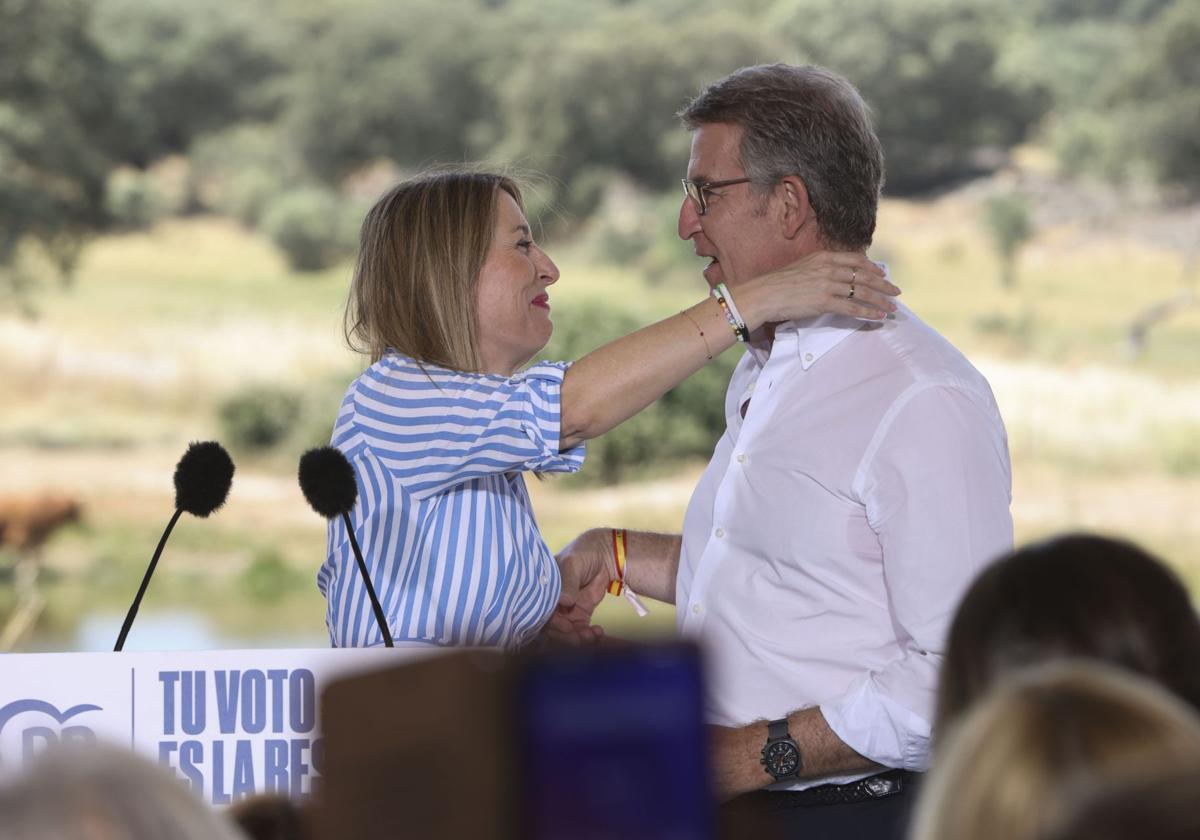 María Guardiola y Alberto Núñez Feijóo, durante el mitin celebrado en Torremocha.