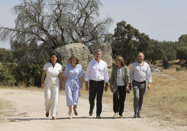 Paseo por la dehesa con motivo del Dïa Mundial del Medio Ambiente de Isabel Faustina Palomino, María Guardiola, Alberto Núñez Feijóo, Elena Nevado y Laureano León.