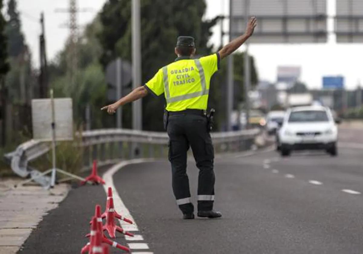 Un carril cortado en la A-66 por la retirada de un camión volcado cerca de Zafra