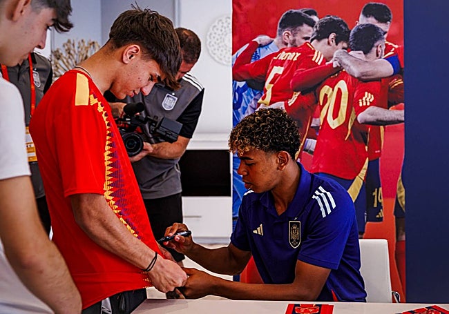 Lamine Yamal firma un autógrafo a un chico en un acto de la selección en Badajoz.