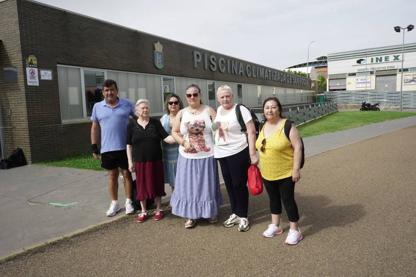 Grupo de ususarios afectados por el cierre de la piscina.