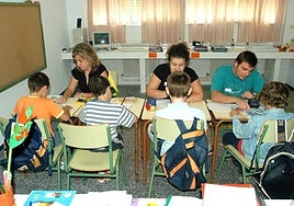 Clase de lectura en un aula TEA de un centro extremeño en una imagen de archivo.