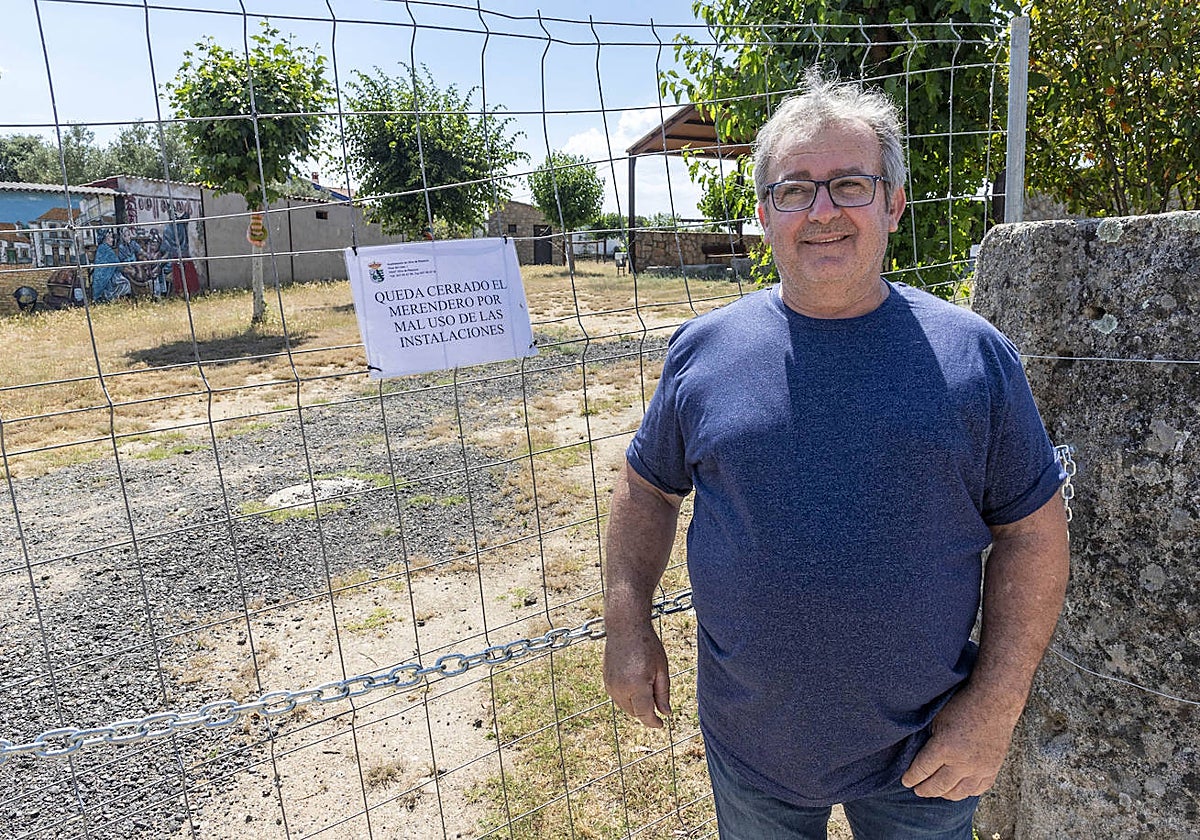 El alcalde de Oliva, Ángel González, delante de la valla y la cadena instaladas.