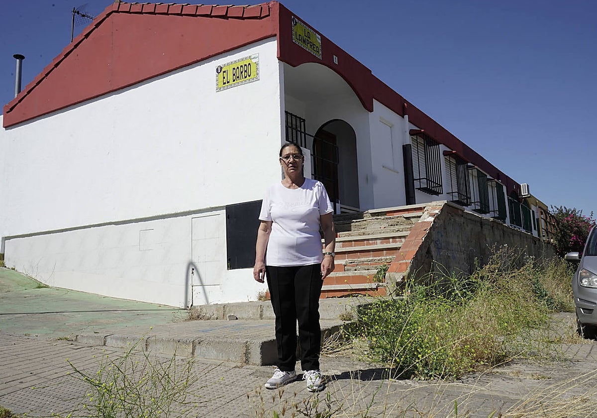 María Victoria Blanco en la escalera en la que murió su marido hace un año.