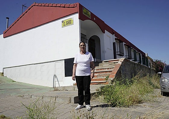 María Victoria Blanco en la escalera en la que murió su marido hace un año.